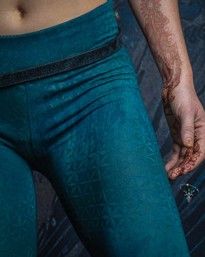 Short Leggings Woman / Bamboo Jersey Veg Dye Veg Print - Greendigo SANDSOTIME