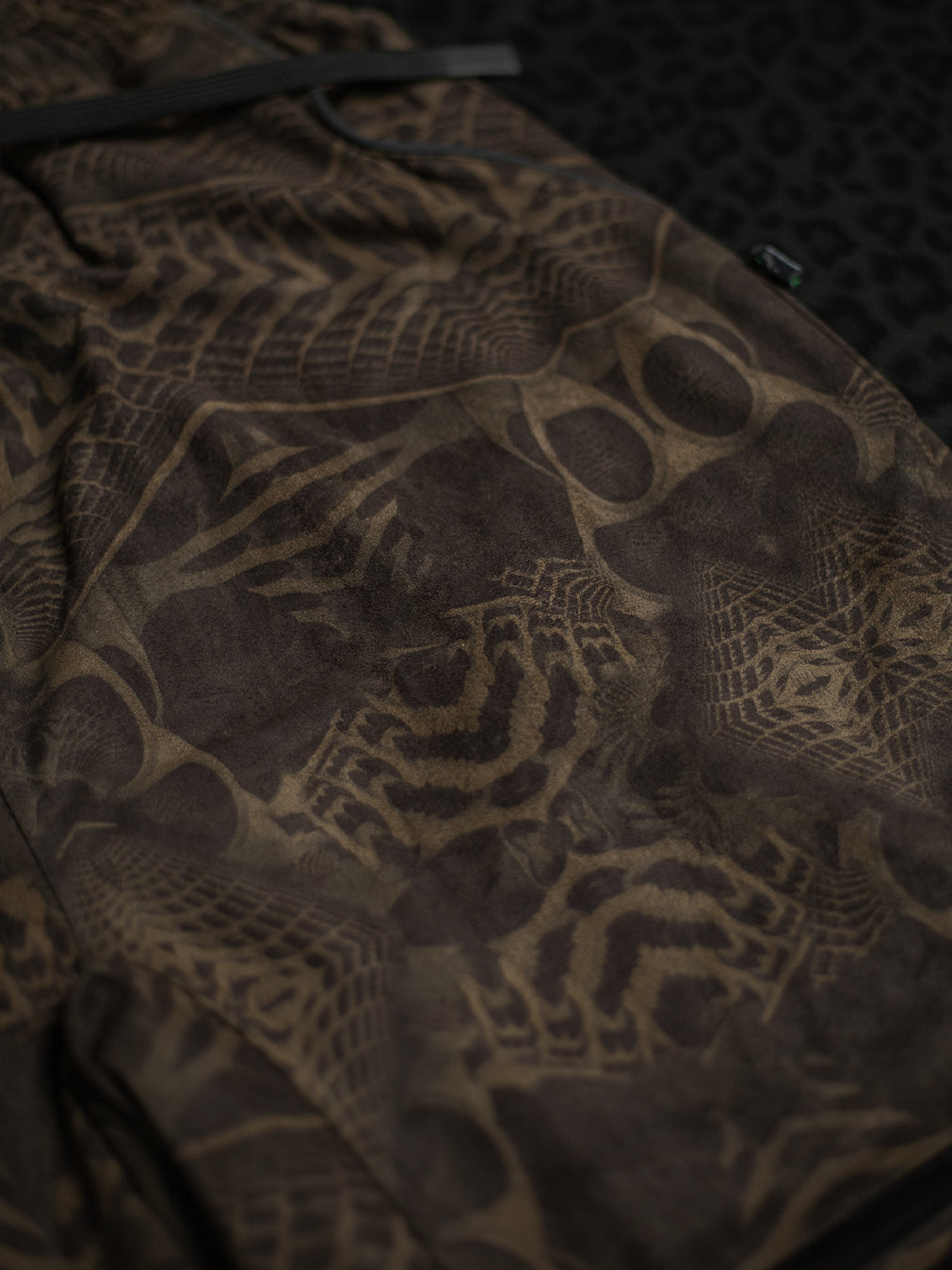 Bossking Shorts Black Mountains / Stretchy Swede Vintage - SANDOKANER