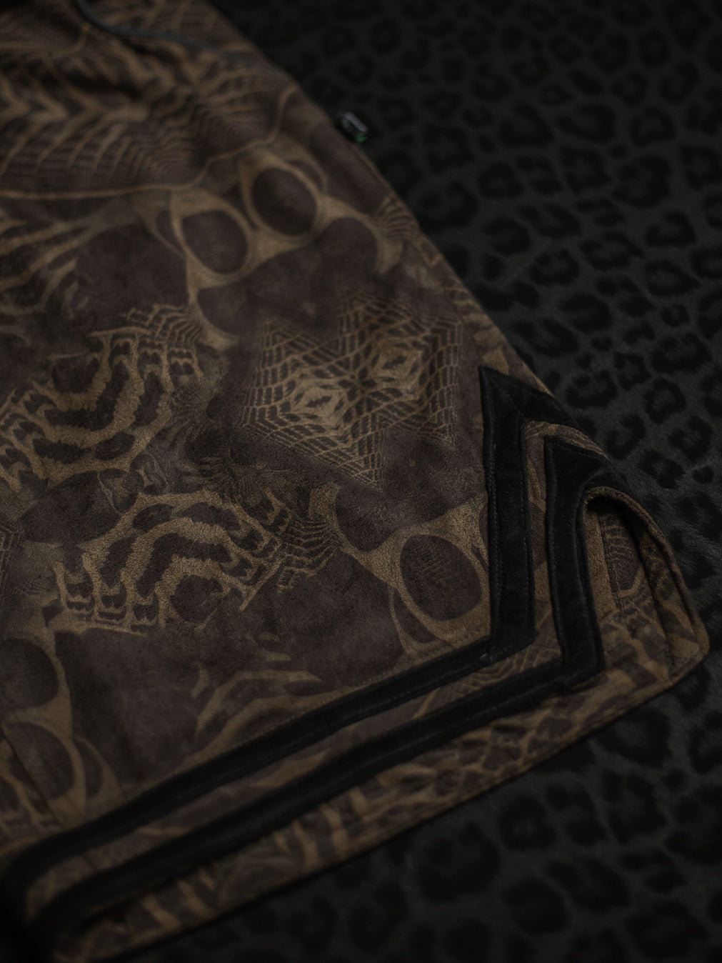 Bossking Shorts Black Mountains / Stretchy Swede Vintage - SANDOKANER
