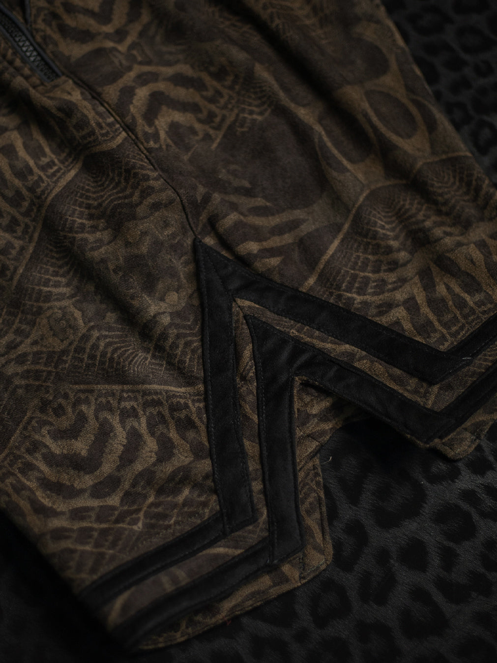 Bossking Shorts Black Mountains / Stretchy Swede Vintage - SANDOKANER