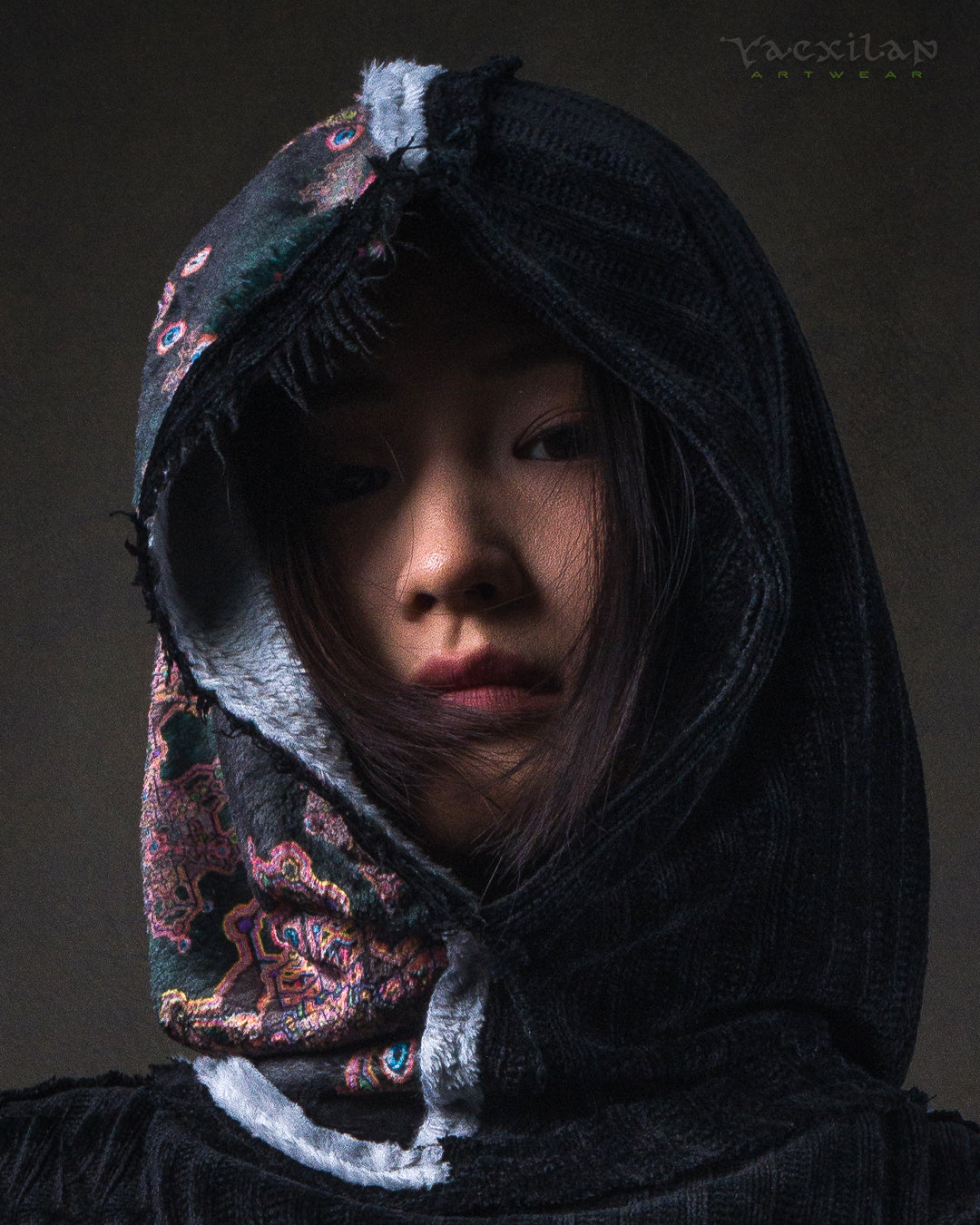 Crop Hood Sweater /  Ultra Polar Black Koala - ATLANTHEON