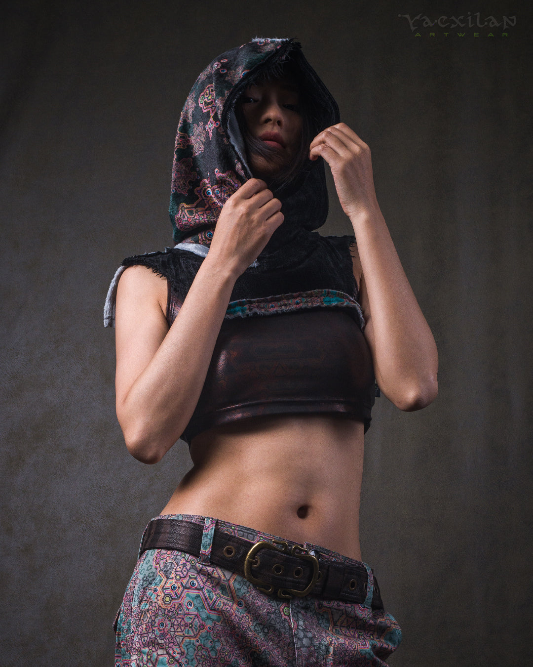 Crop Hood Sweater /  Ultra Polar Black Koala - ATLANTHEON