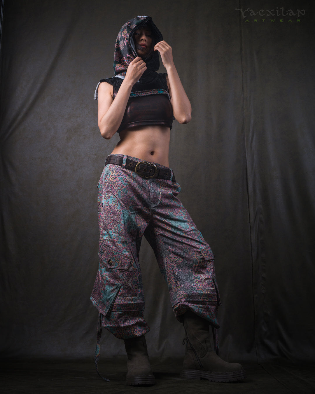 Crop Hood Sweater /  Ultra Polar Black Koala - ATLANTHEON