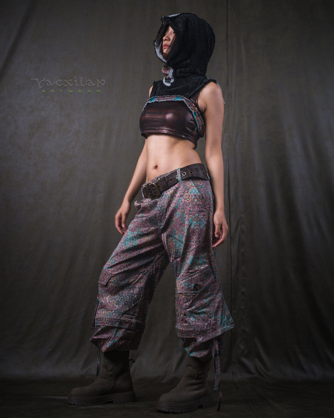 Crop Hood Sweater /  Ultra Polar Black Koala - ATLANTHEON