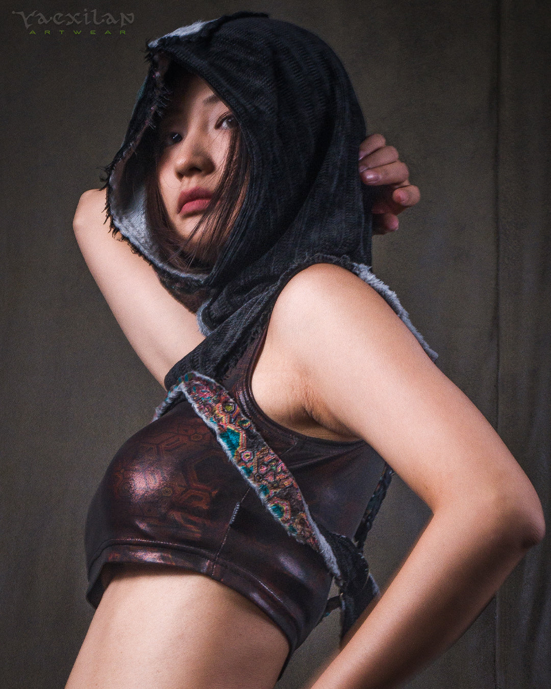Crop Hood Sweater /  Ultra Polar Black Koala - ATLANTHEON