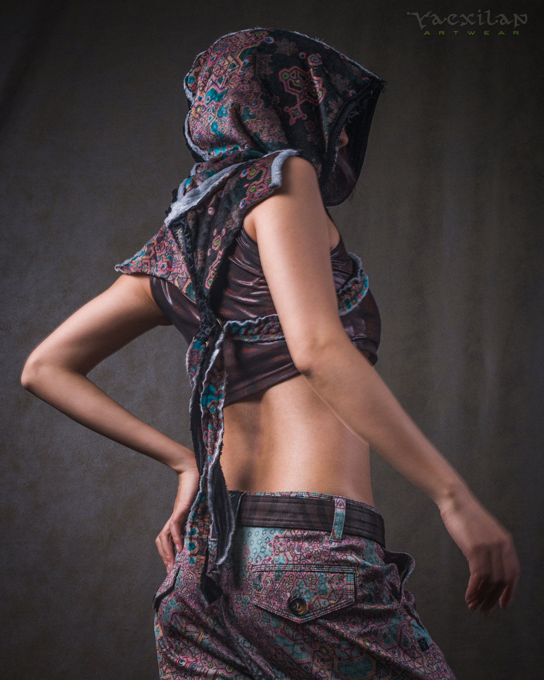 Crop Hood Sweater /  Ultra Polar Black Koala - ATLANTHEON