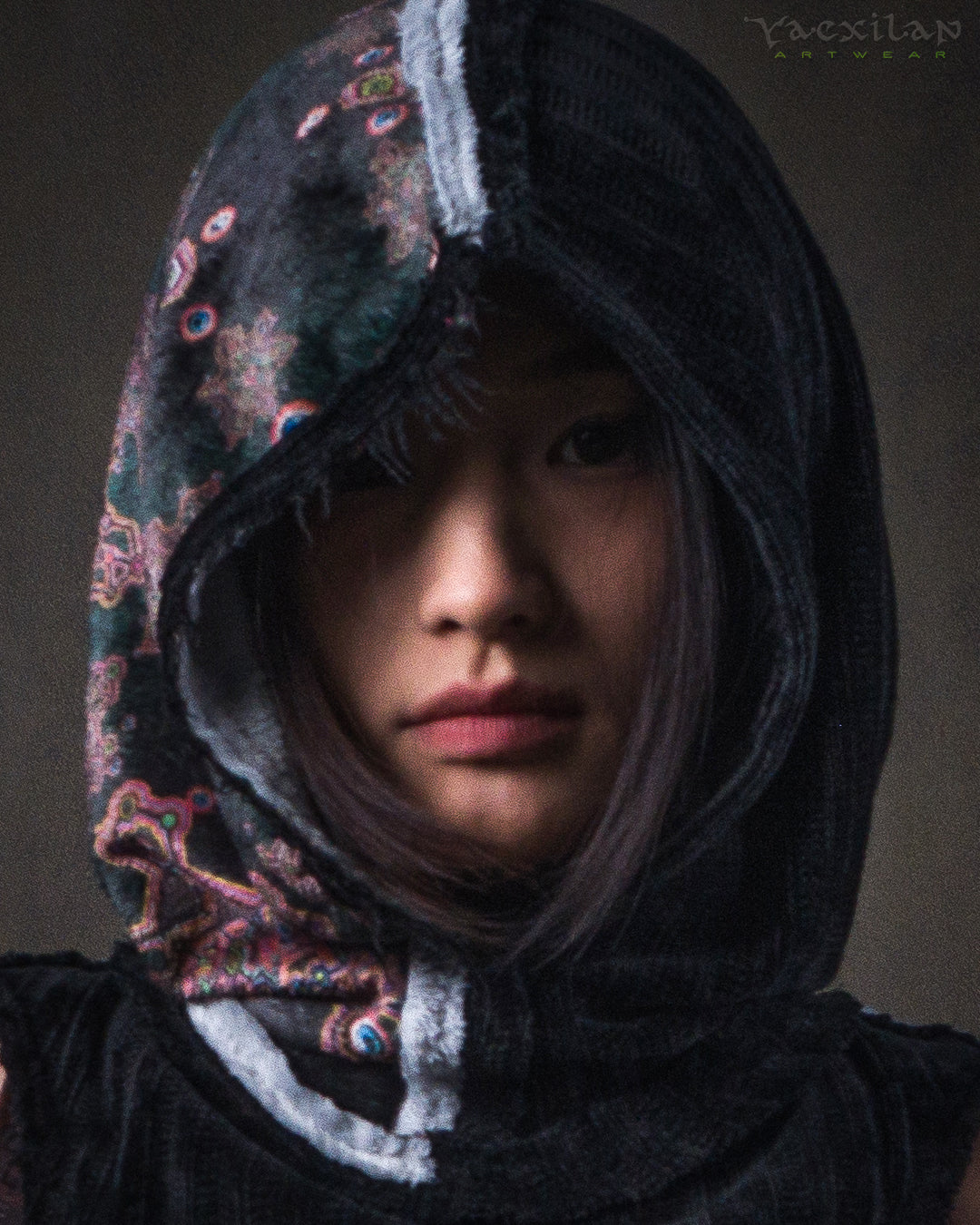 Crop Hood Sweater /  Ultra Polar Black Koala - ATLANTHEON