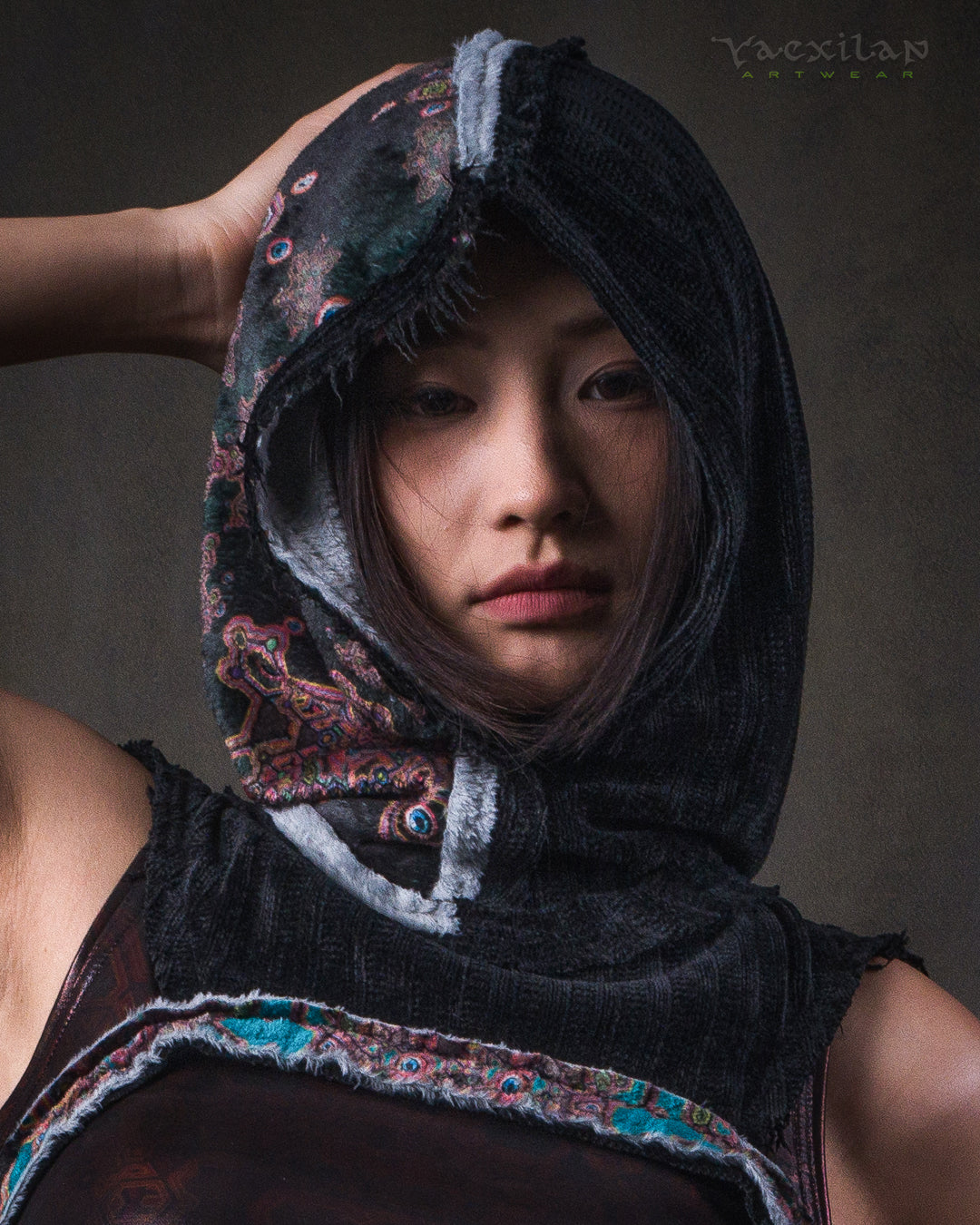 Crop Hood Sweater /  Ultra Polar Black Koala - ATLANTHEON