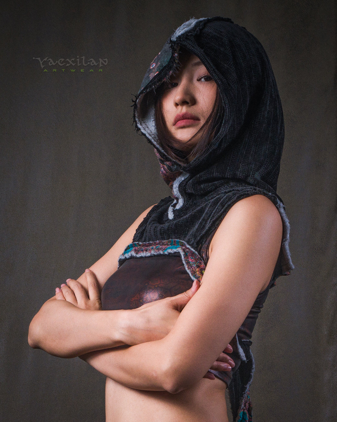 Crop Hood Sweater /  Ultra Polar Black Koala - ATLANTHEON