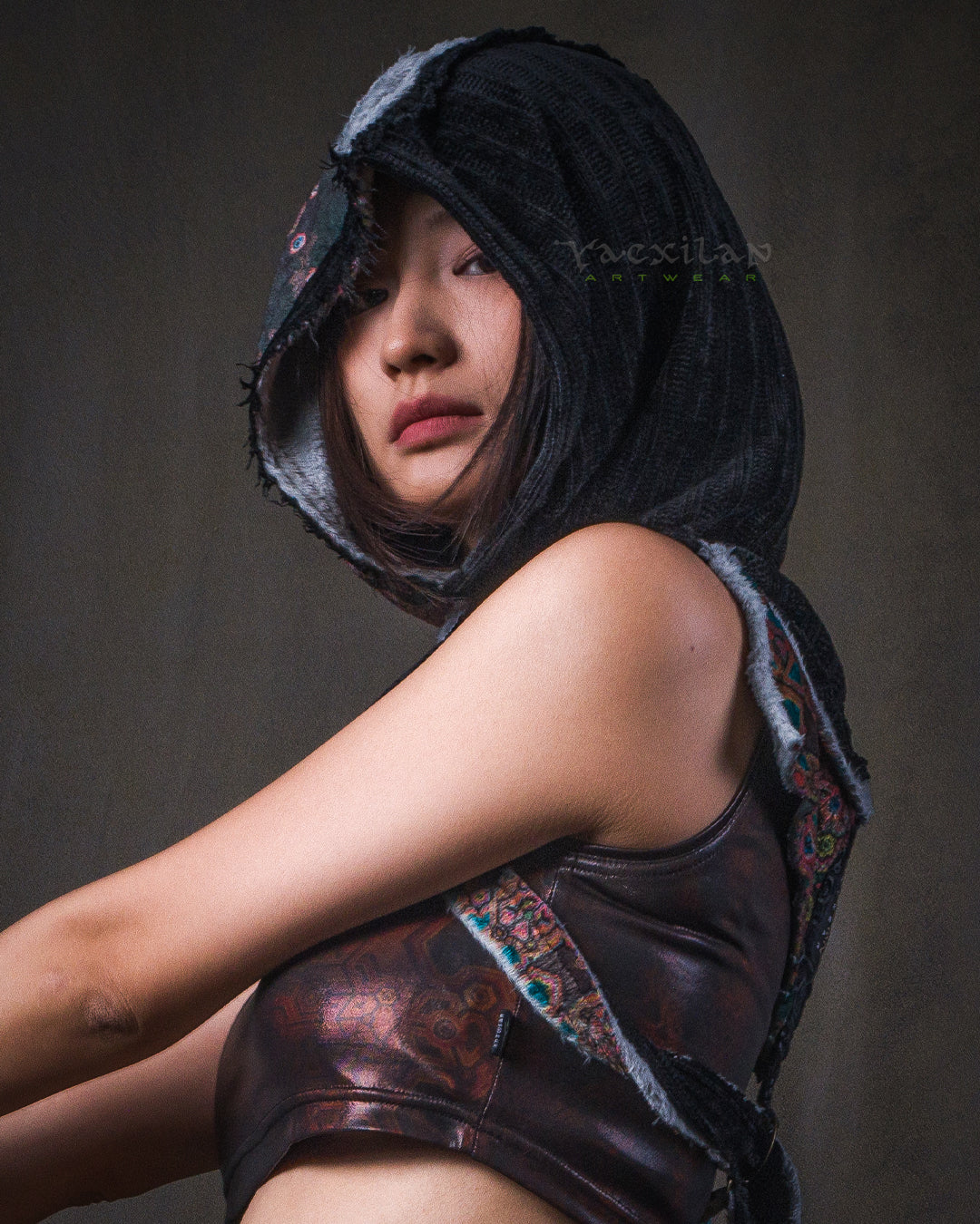 Crop Hood Sweater /  Ultra Polar Black Koala - ATLANTHEON