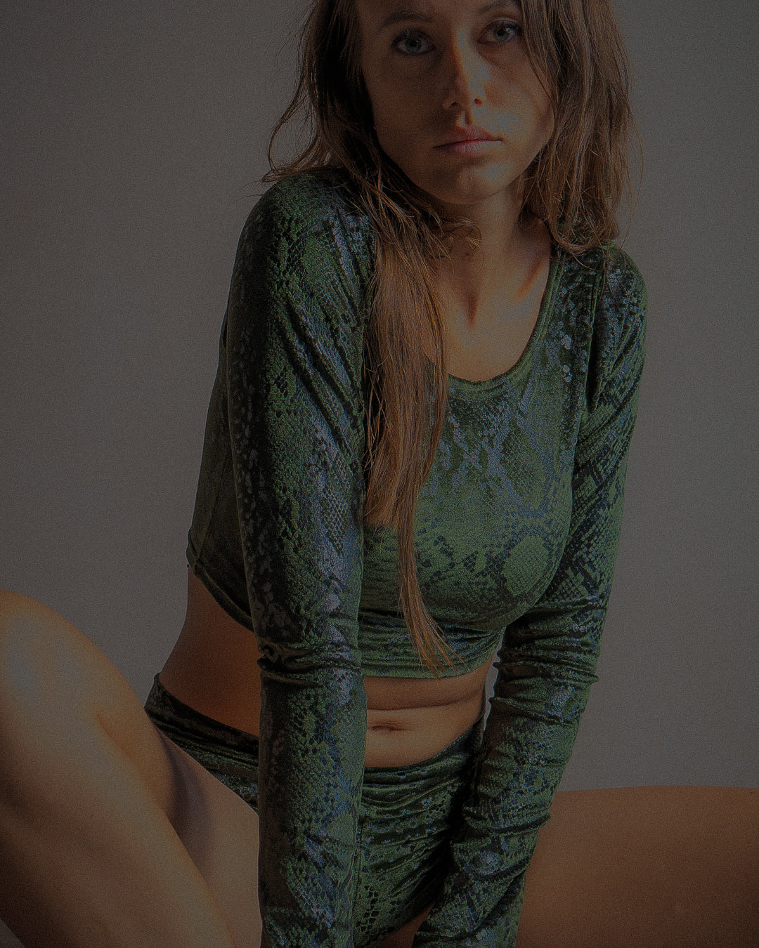 Crop Top Longsleeves / Velvet Foil Kobra - MOSS