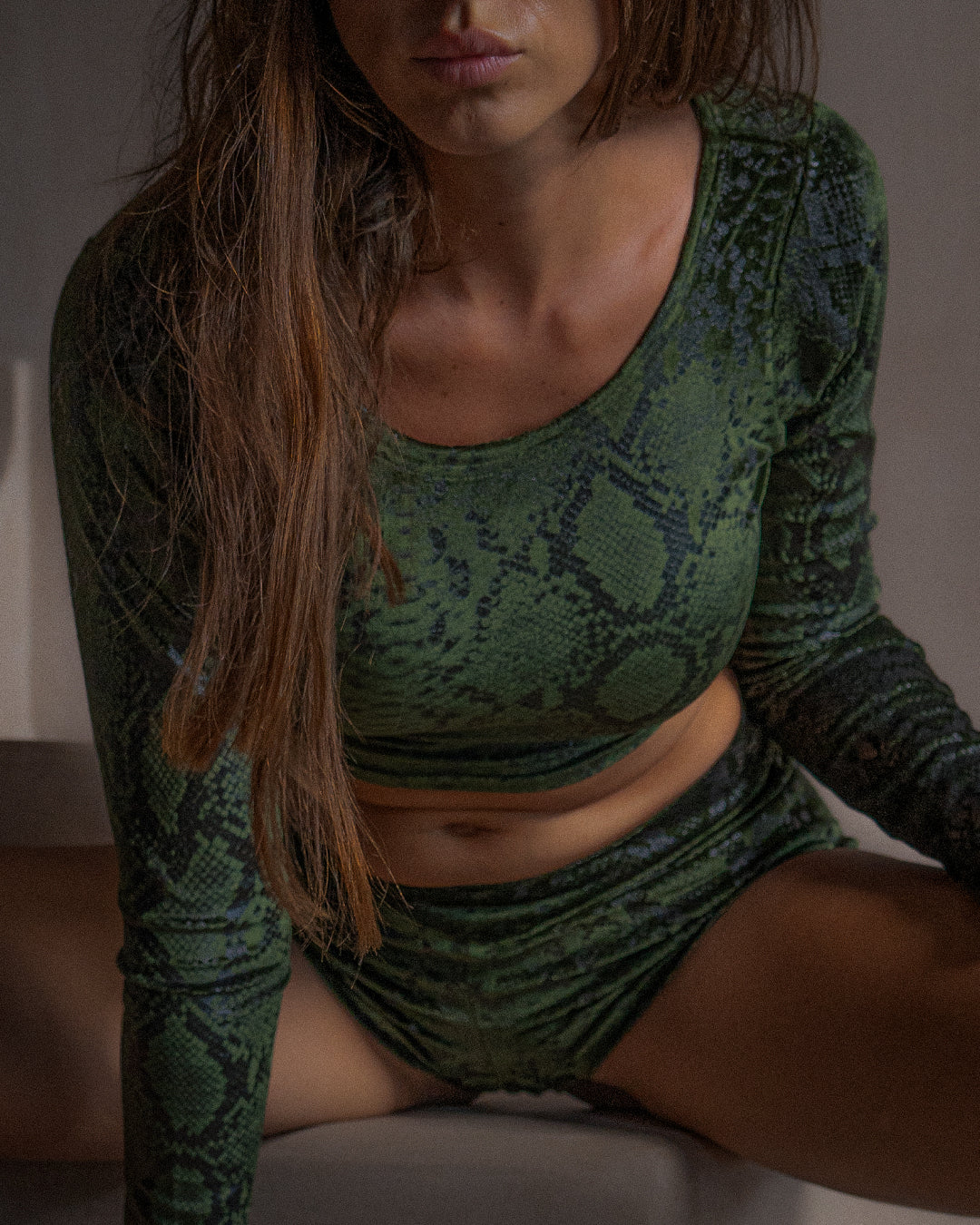 Crop Top Longsleeves / Velvet Foil Kobra - MOSS