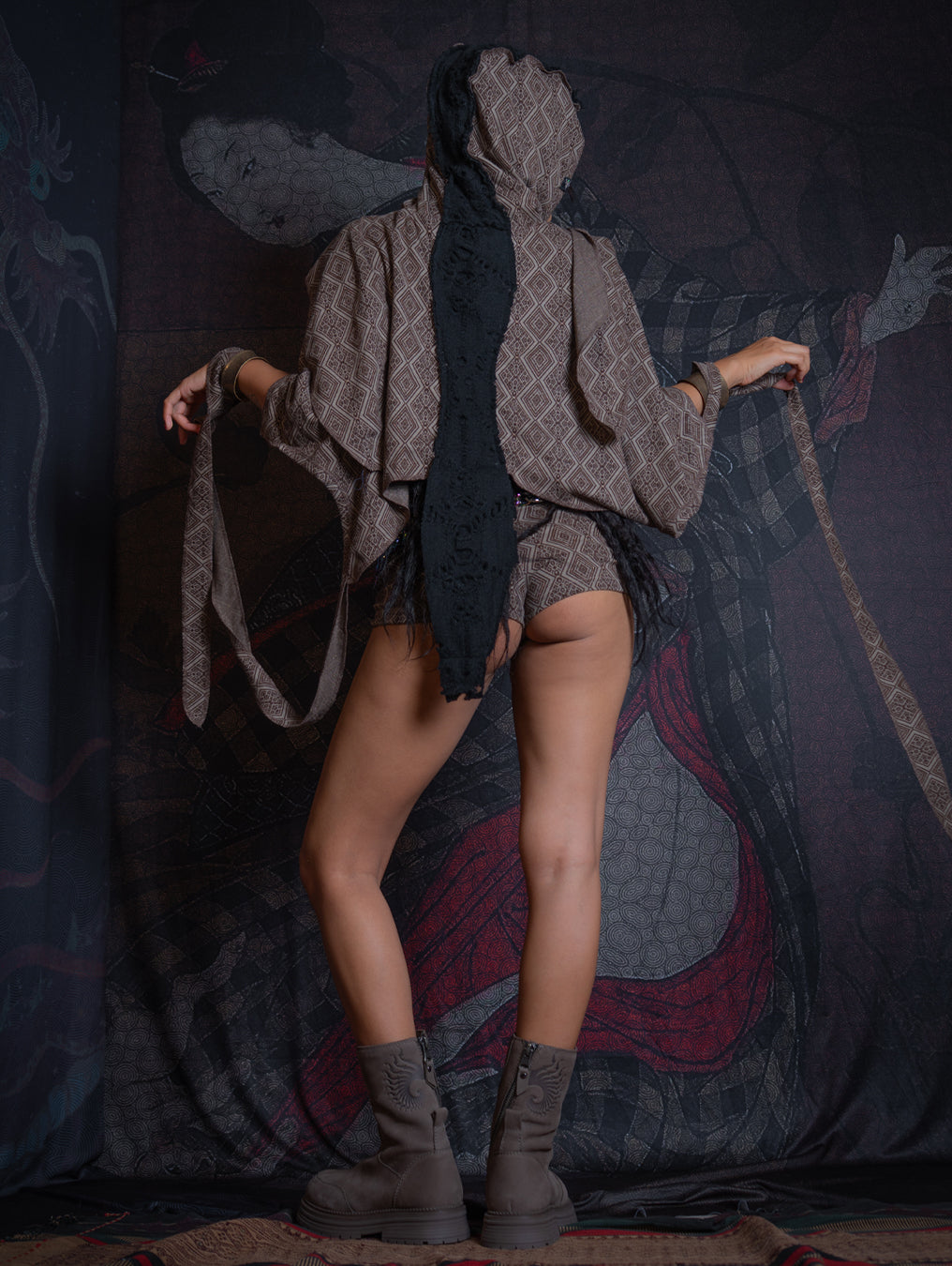 Shawl / Knits - MANTA SKUNK SQWID-TRIBAL WALNUT