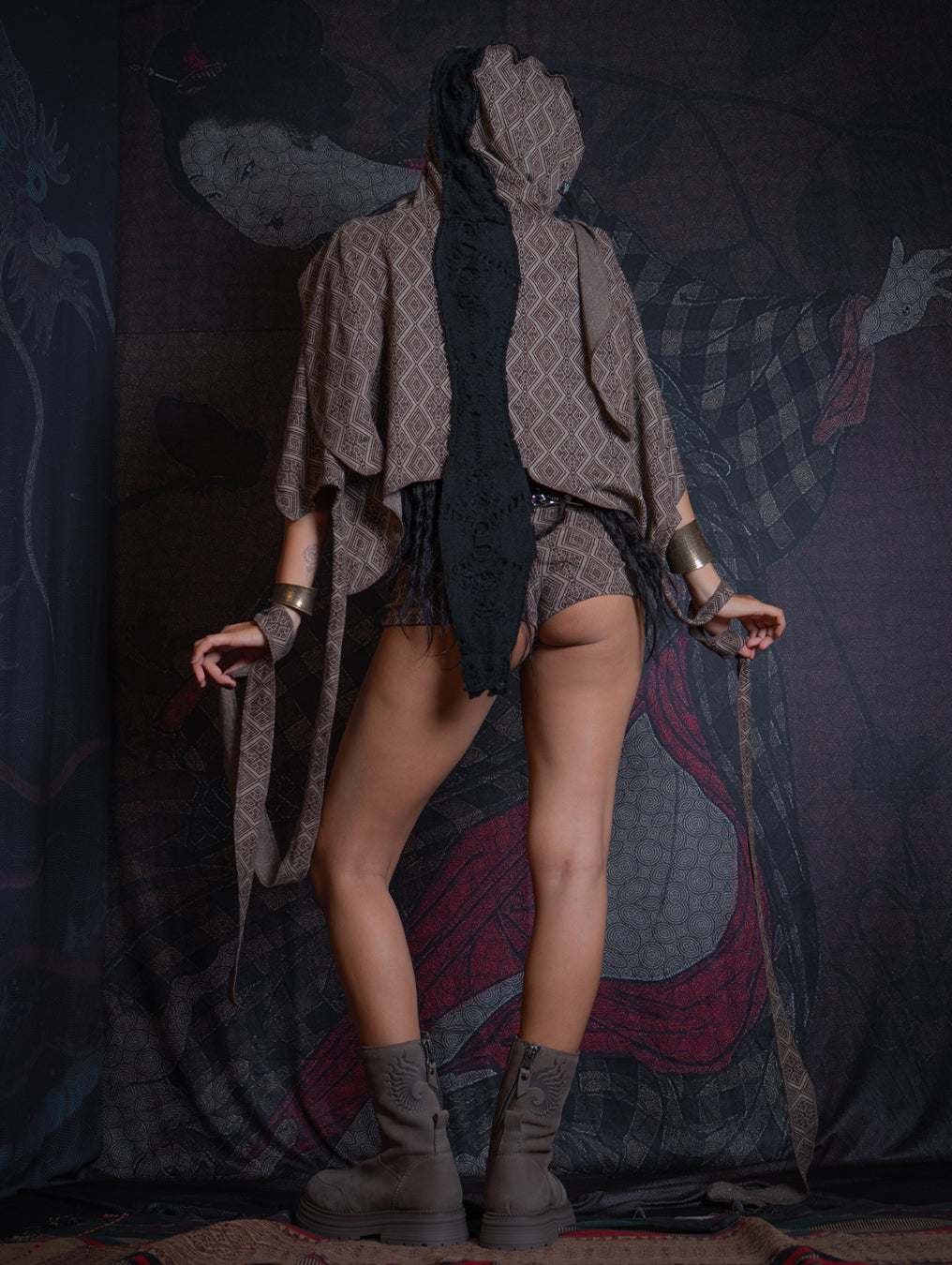 Shawl / Knits - MANTA SKUNK SQWID-TRIBAL WALNUT
