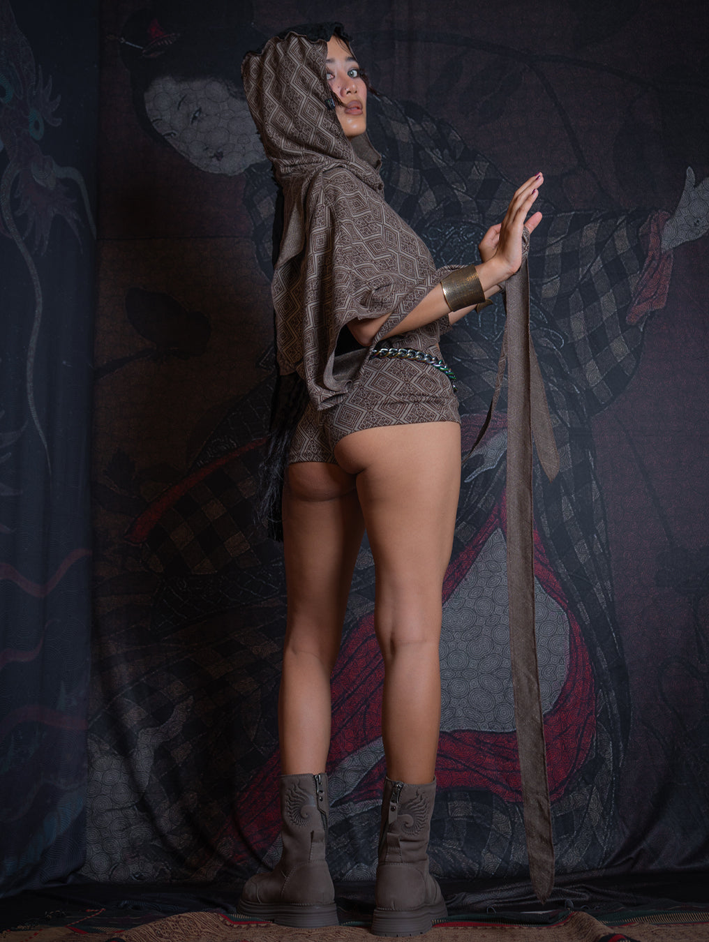Shawl / Knits - MANTA SKUNK SQWID-TRIBAL WALNUT