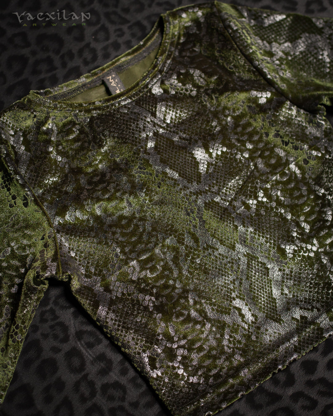 Crop-Top Longsleeve / Velvet Foil Kobra - MOSS