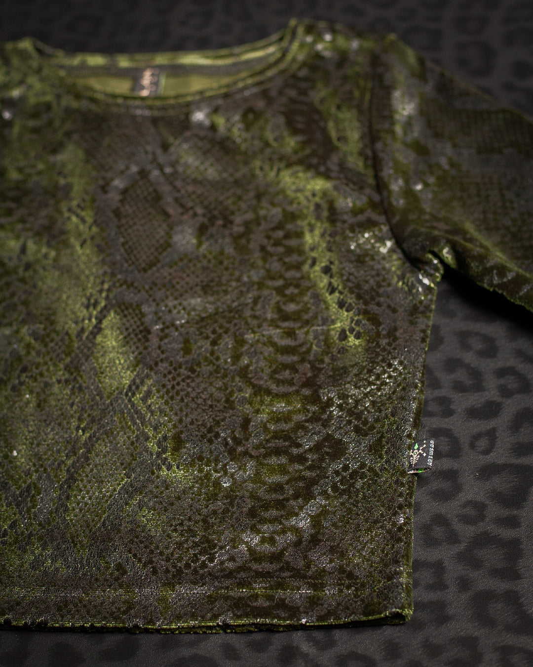 Crop-Top Longsleeve / Velvet Foil Kobra - MOSS