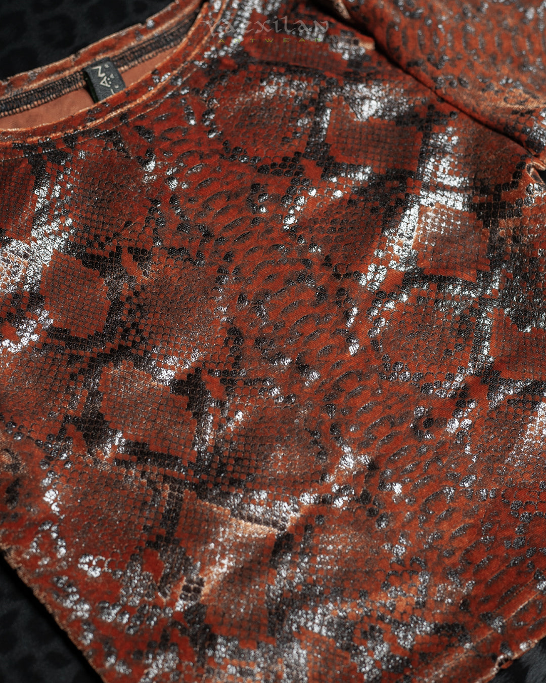 Crop-Top Longsleeve / Velvet Foil Kobra - OXIDE