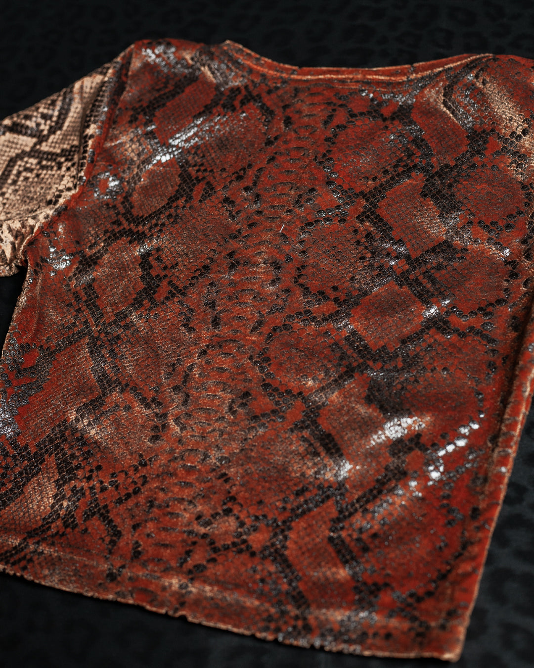 Crop-Top Longsleeve / Velvet Foil Kobra - OXIDE