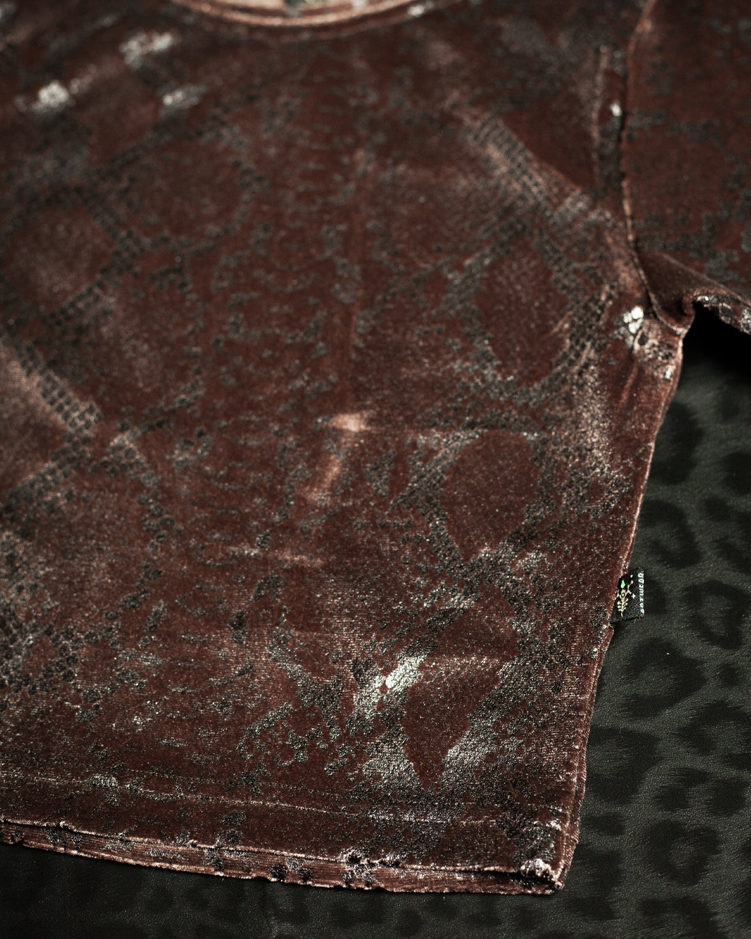 Crop-Top Longsleeve / Velvet Foil Kobra - SEPIA