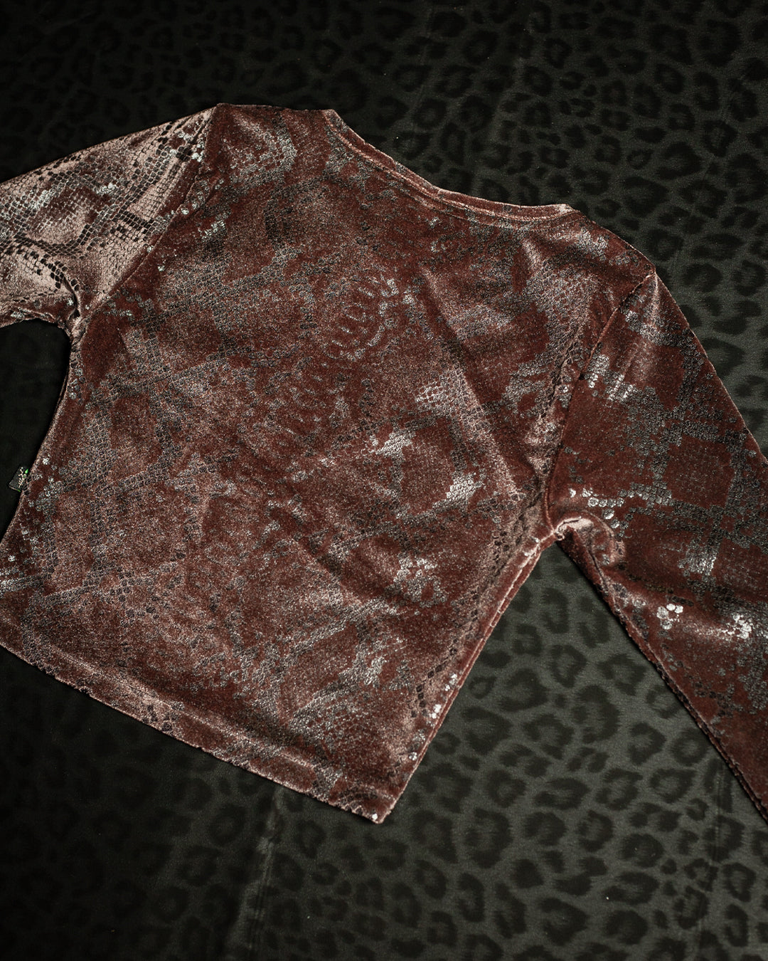 Crop-Top Longsleeve / Velvet Foil Kobra - SEPIA