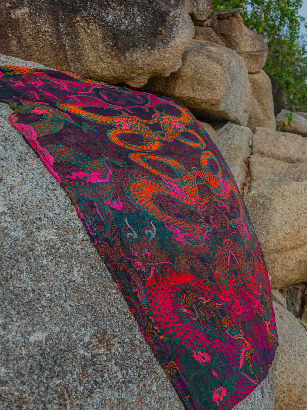 Scarf / Pareo Bamboo - FIRE DRAGONS