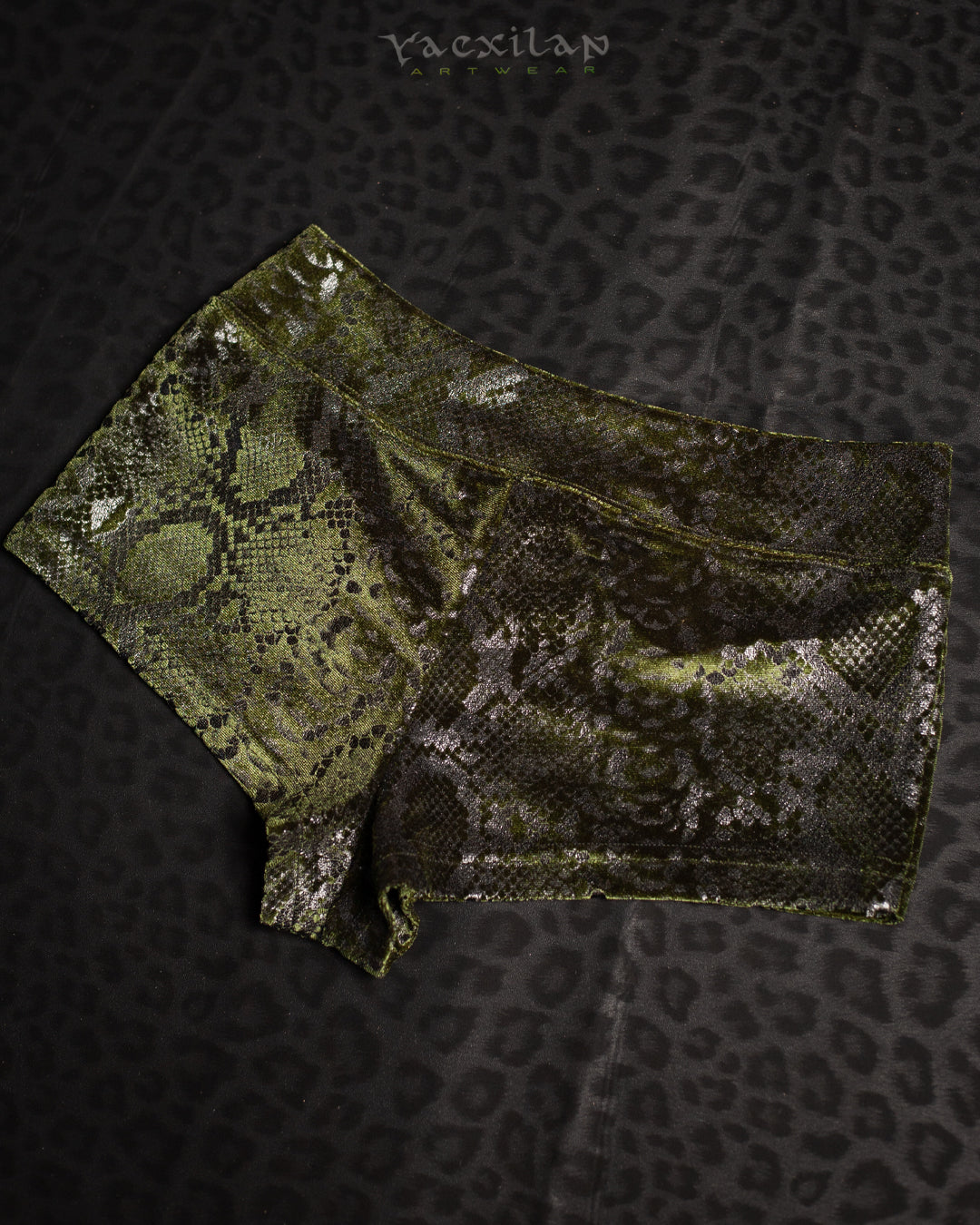 Shorties Fitted / Velvet Kobra - MOSS