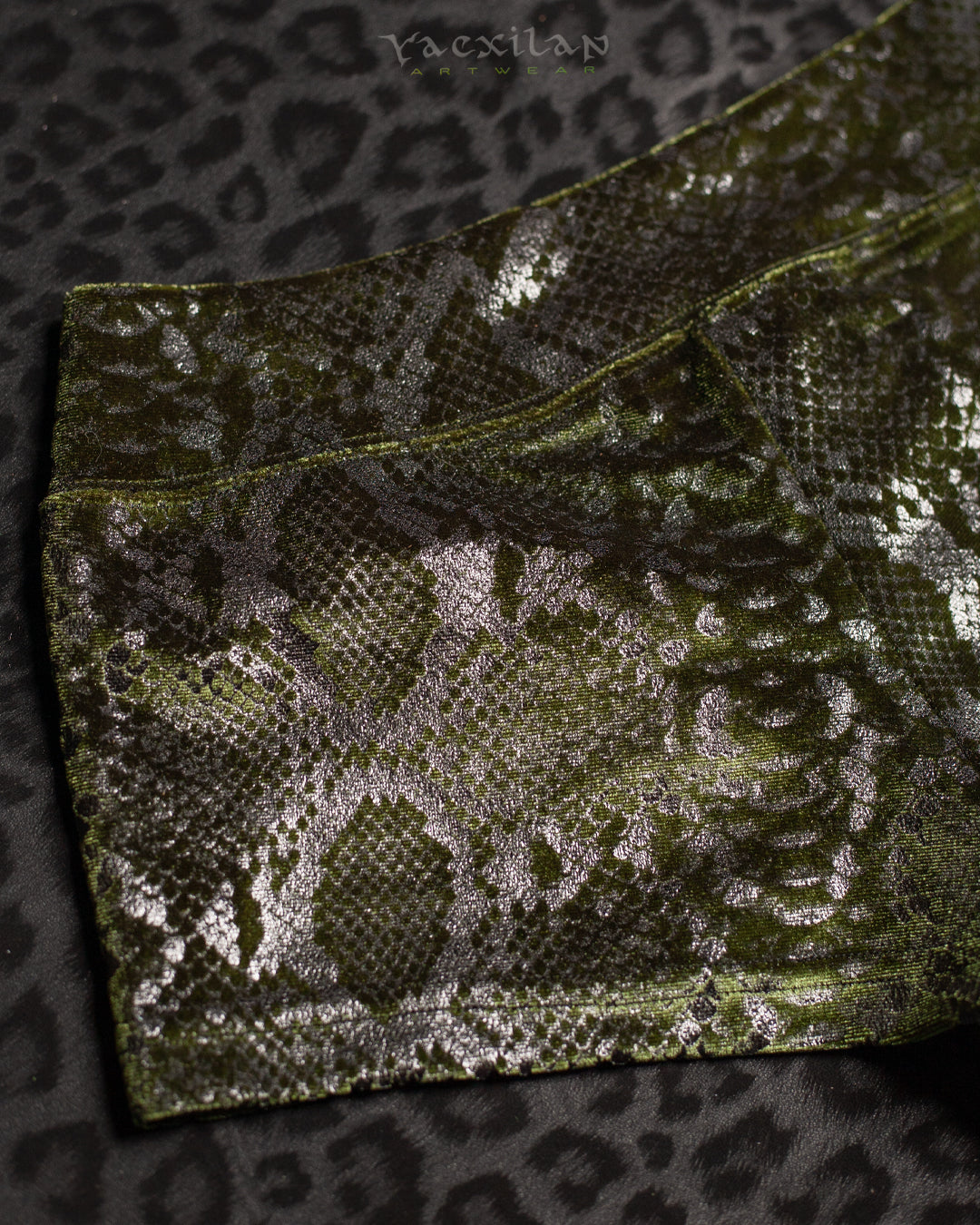 Shorties Fitted / Velvet Kobra - MOSS