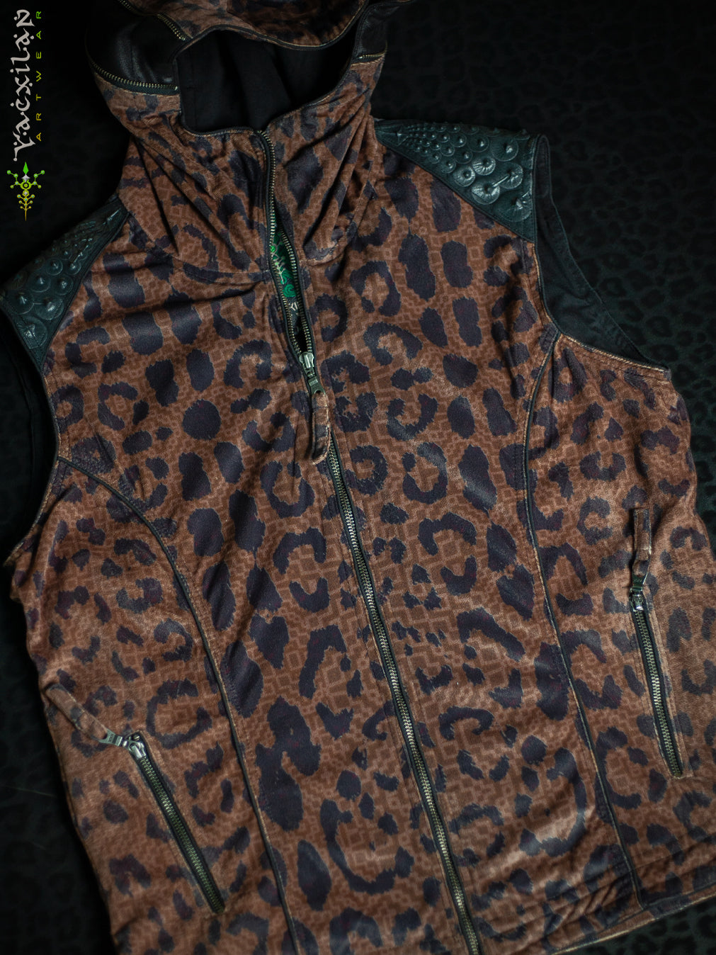 Sleeveless Jacket Men / Velvet Fawn - LEOPARDUS