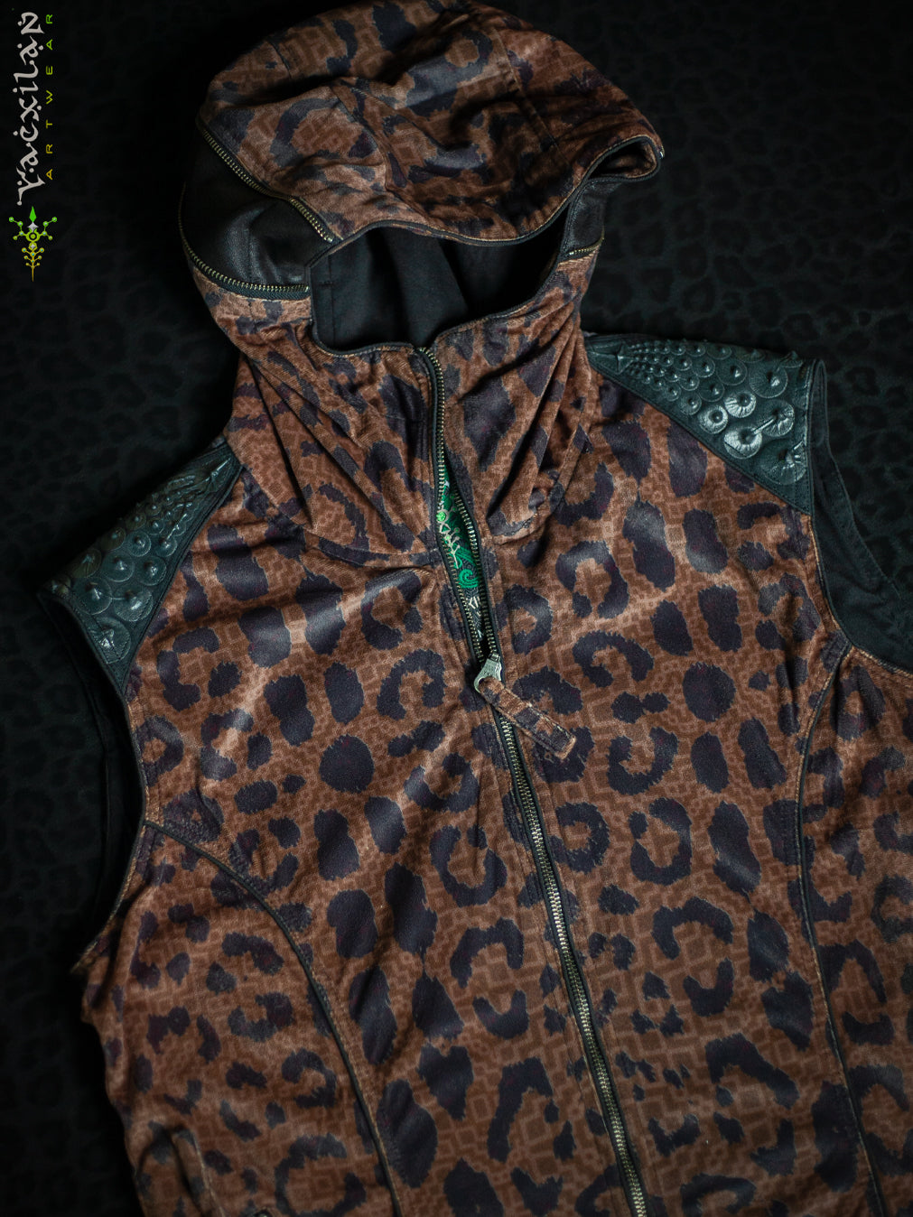 Sleeveless Jacket Men / Velvet Fawn - LEOPARDUS