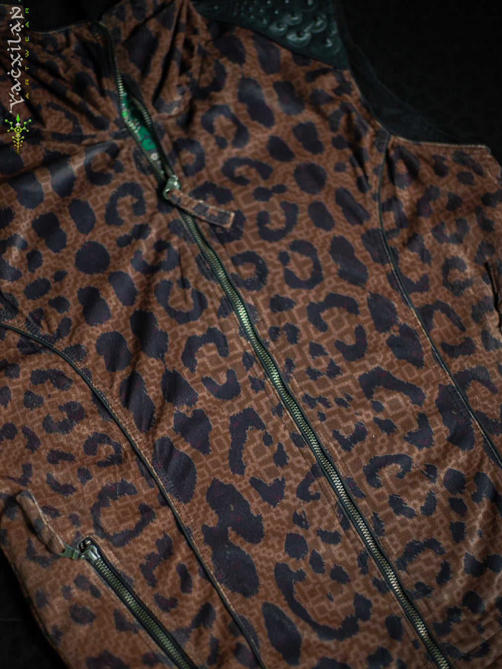 Sleeveless Jacket Men / Velvet Fawn - LEOPARDUS