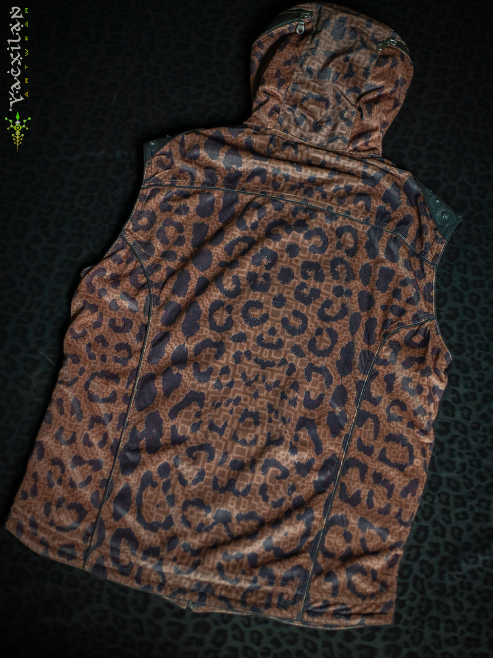 Sleeveless Jacket Men / Velvet Fawn - LEOPARDUS