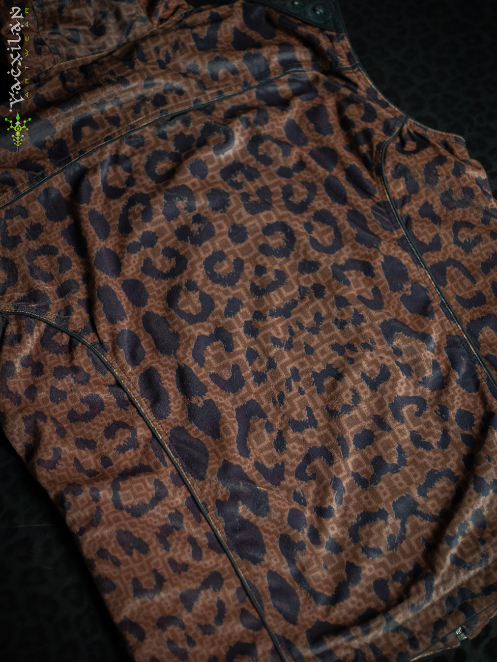 Sleeveless Jacket Men / Velvet Fawn - LEOPARDUS