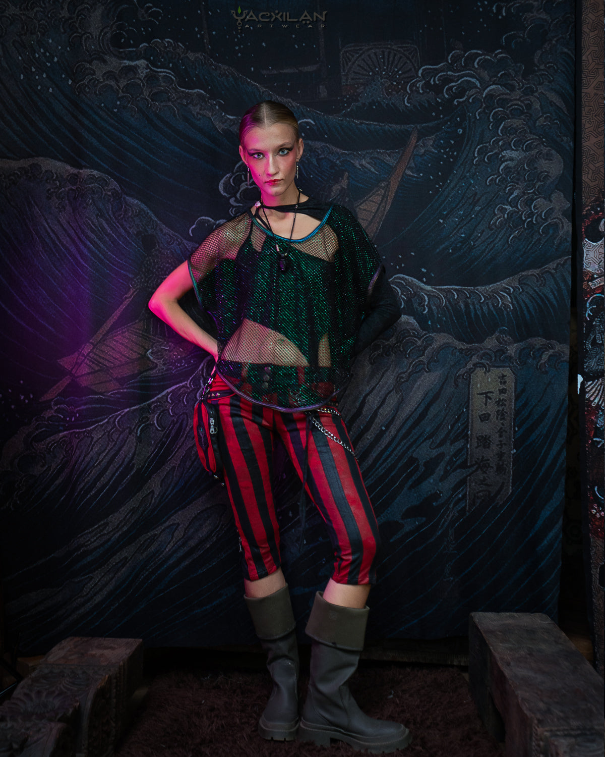Woman Wideneck Top / Rhinestone - Black EMERALD MITHRIL Cropped